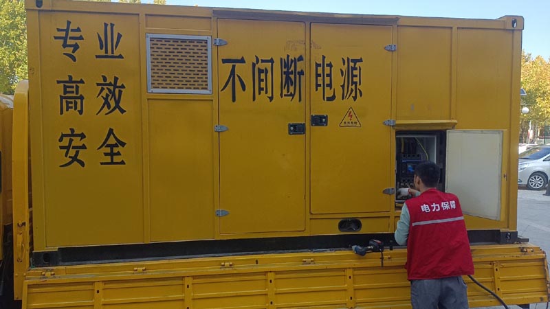 青龙柴油发电机组和UPS电源配合使用时，如何避免切换过程中的电力中断？